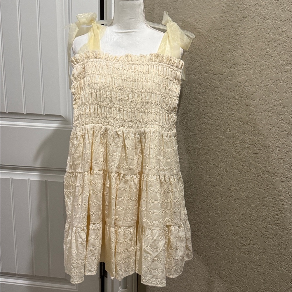 NWT Lovelo Cream Textured Fabric SZ LG pit2pit 16” w/stretch ruffled, flared